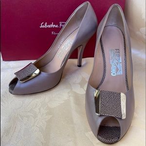 Salvatore Ferragamo Bayan Elephant Calf Taupe Beige Peep toe Pumps Heels 7.5